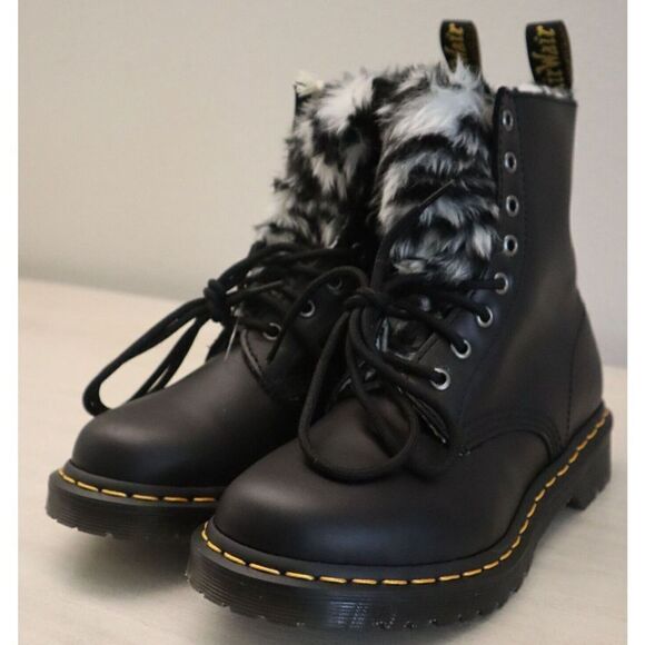 Dr. Martens Women's Sz 7 Black Faux Fur Lined 1460 Serena Leather Boots $180 - Picture 2 of 9